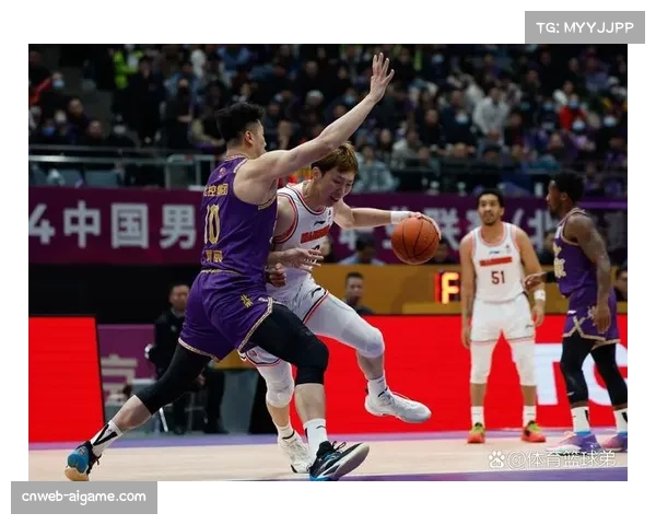 季后赛镜头:广东与辽宁比赛中,两队球员多次在暂停时扶着膝盖大口喘气